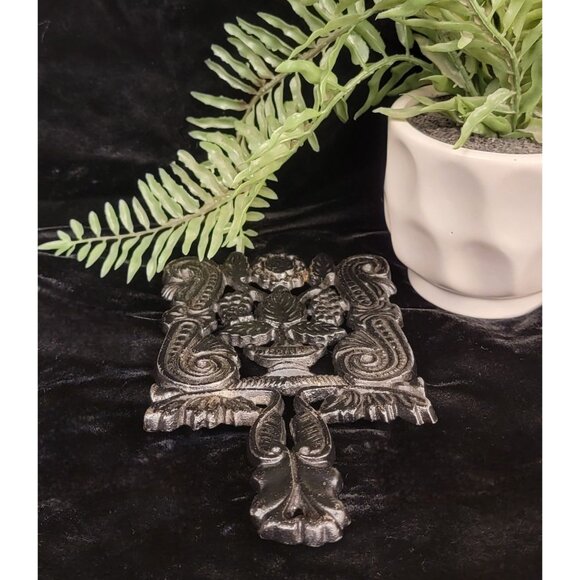 Vintage Cast Iron Trivet with Grape and Scrolls Motif - Picture 11 of 11